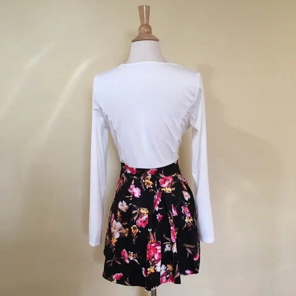 Bold Floral Pleated Sweetheart Neck Skater Dress - Picture 6 of 8